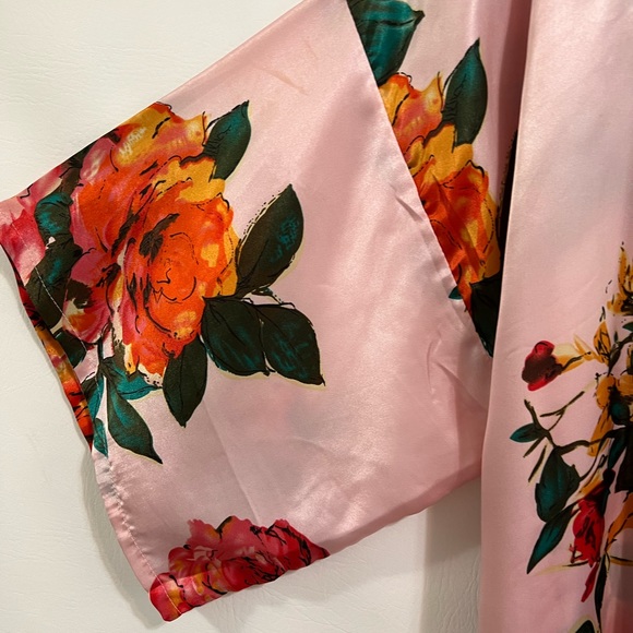 Kimono by Fashion pink floral pattern NWOT tie belt. Cover up, Robe - Picture 3 of 12